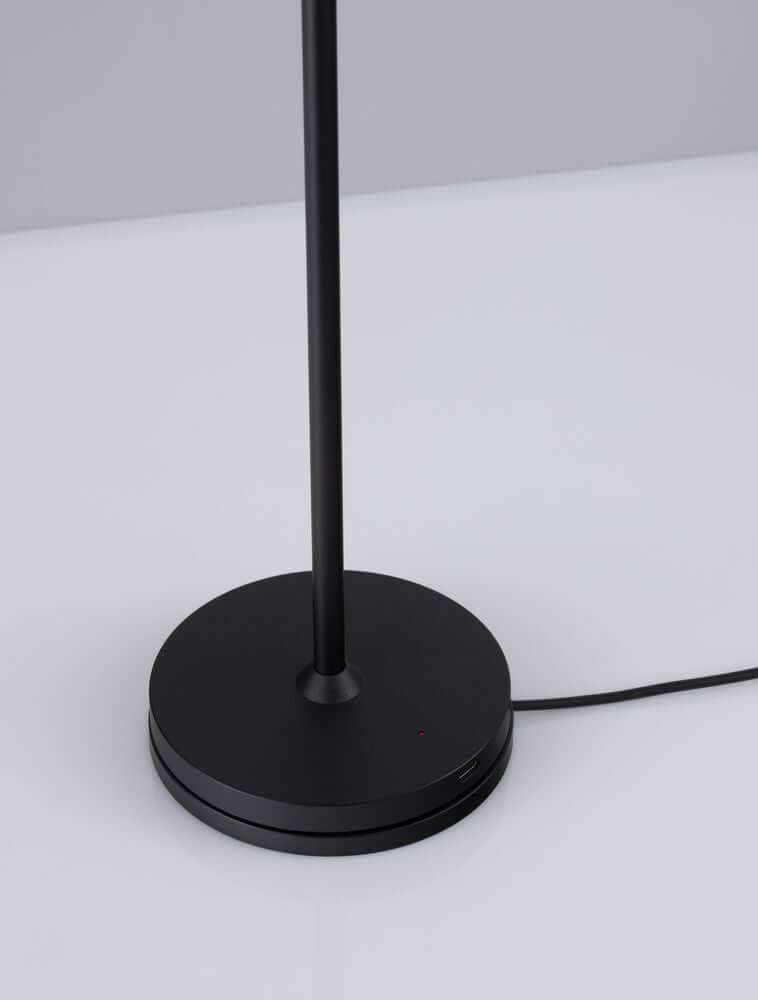 Seina LED Außentischleuchte 3000K IP54 - mattschwarzer Fuß mit stabiler Basis und Kabel.