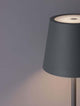 Seina LED Außentischleuchte 3000K IP54 in Basalt Grau mit mattierter Oberfläche und eleganter Form.