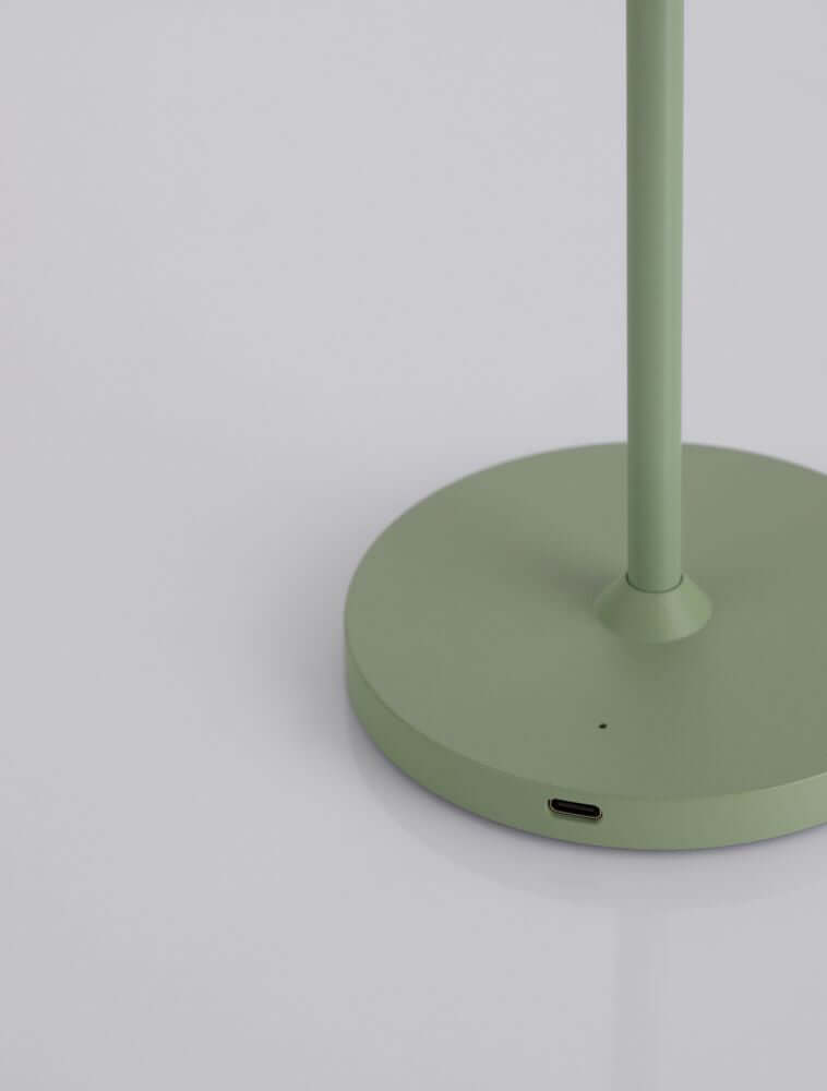 Seina LED Außentischleuchte 3000K IP54 in mattem Grün mit schlankem Design und stabiler Basis.