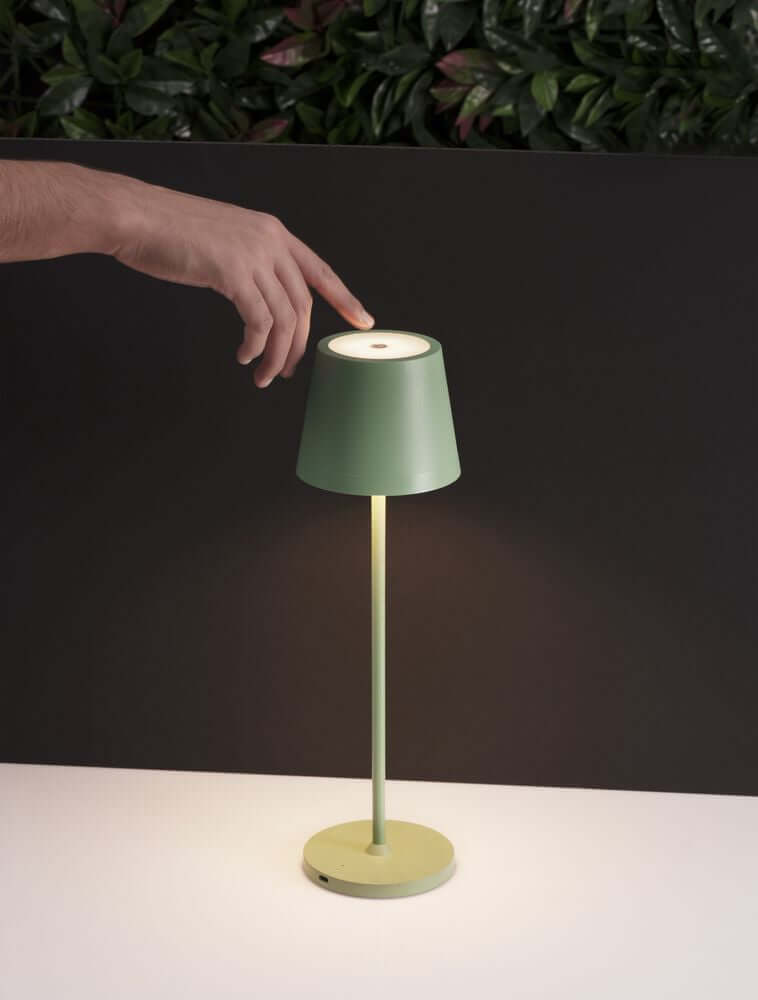 Seina LED Außentischleuchte 3000K IP54 mit grünem Schirm, handbedient in stilvollem Ambiente