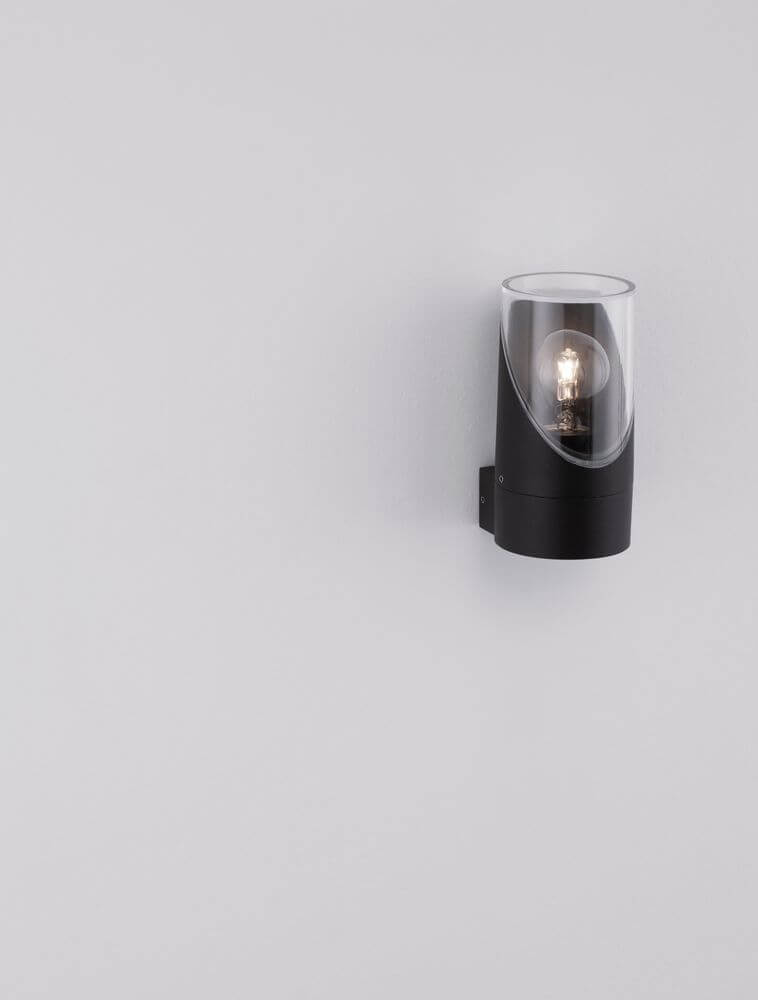 Selena Außenwandleuchte E27 Ø 9cm Anthrazit IP65 an einer Wand montiert.