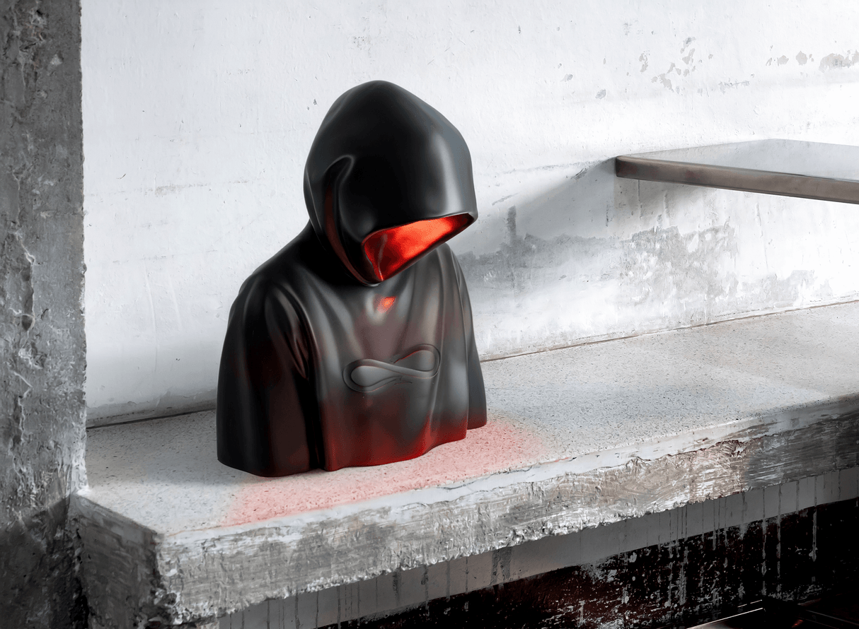 Seletti Bad Guy LED-Tischleuchte dimmbar - schwarze Harz-Lampe mit Kapuze und rotem Innenlicht als modernes Deko-Statement
