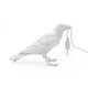Seletti Bird Außen-Tischleuchte in Form eines weißen Raben mit einer Glühbirne, designed von Marcantonio.