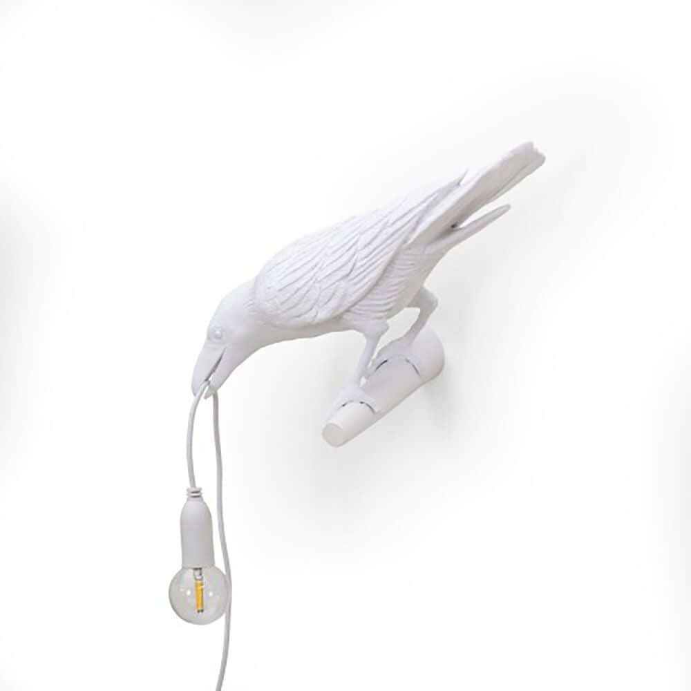 Seletti Bird Wandleuchte nach links Schauend von Marcantonio, weißer Rabe mit Kabel und Lampe.
