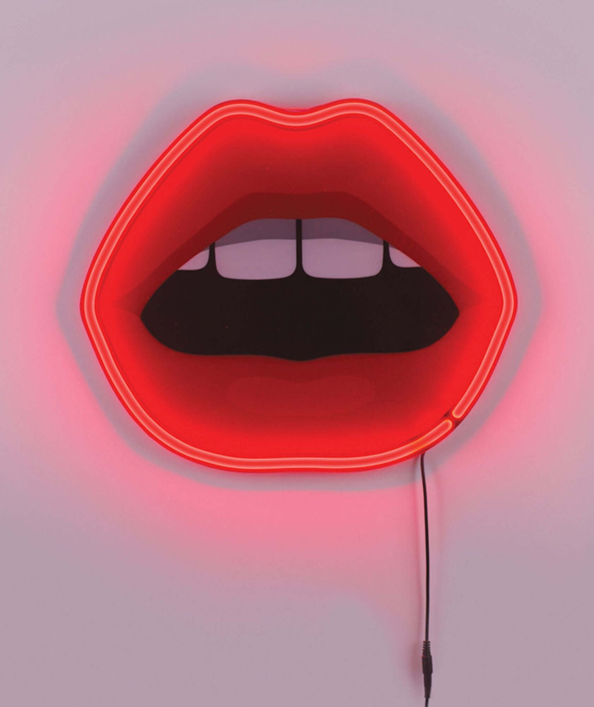 Alt Tag: Seletti Blow LED-Schild Mund Acryl leuchtendes Pop‑Art Wandobjekt in Lippenform mit herausgestreckter Zunge, rotes Acryl, Studio Job Design