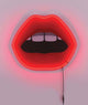 Alt Tag: Seletti Blow LED-Schild Mund Acryl leuchtendes Pop‑Art Wandobjekt in Lippenform mit herausgestreckter Zunge, rotes Acryl, Studio Job Design