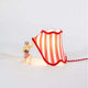 Seletti Circus Bruno Tischlampe Mehrfarbig – bunte Zirkus-Tischlampe mit gestreiftem Schirm und detaillierter Figur von Uto Balmoral