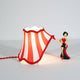 Seletti Circus Lucy Tischleuchte mit gestreiftem Zirkuszelt-Lampenschirm und Figur, rote-weiße Farbakzente, dekorative Tischlampe