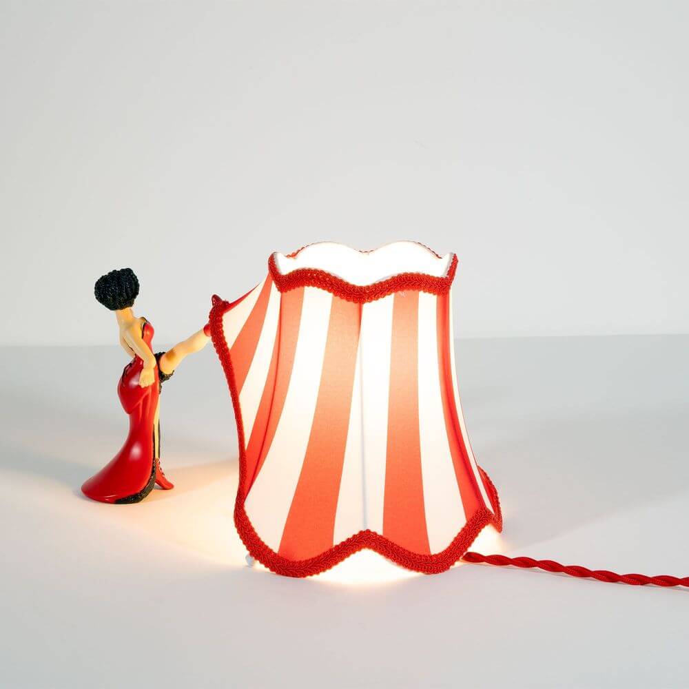 Seletti Circus Lucy Tischleuchte mit gestreiftem Lampenschirm und Figur, rot-weißes Zirkusdesign, dekorative Tischleuchte