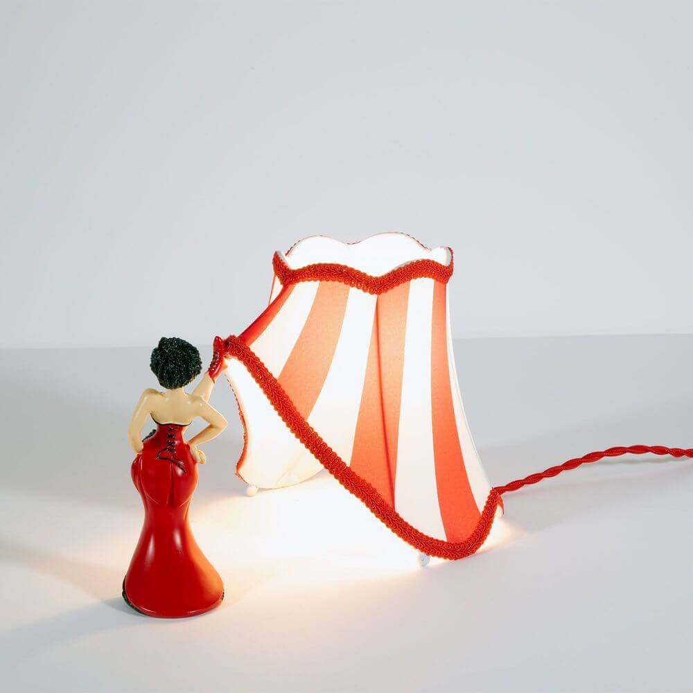Seletti Circus Lucy Tischleuchte – rote Zirkuslampe mit figurativer Lady, gestreifter Lampenschirm und verspieltem Design