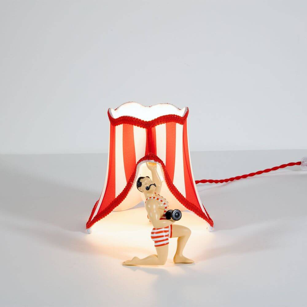 Seletti Circus Super Jimmy Tischleuchte Mehrfarbig – bunte Zirkus-Lampenschirmfigur mit rot-weißen Streifen und Retro-Schwimmer als Deko