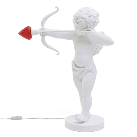 Lampe de table Seletti Cupid LED dimmable - figurine de Cupidon blanche en résine avec flèche-cœur rouge, lampe de table décorative à intensité variable