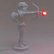 Seletti Cupid LED-Tischlampe dimmbar weiße Amor-Figur mit leuchtender roter Herzspitze, dimmbare Design-Tischlampe von Uto Balmoral