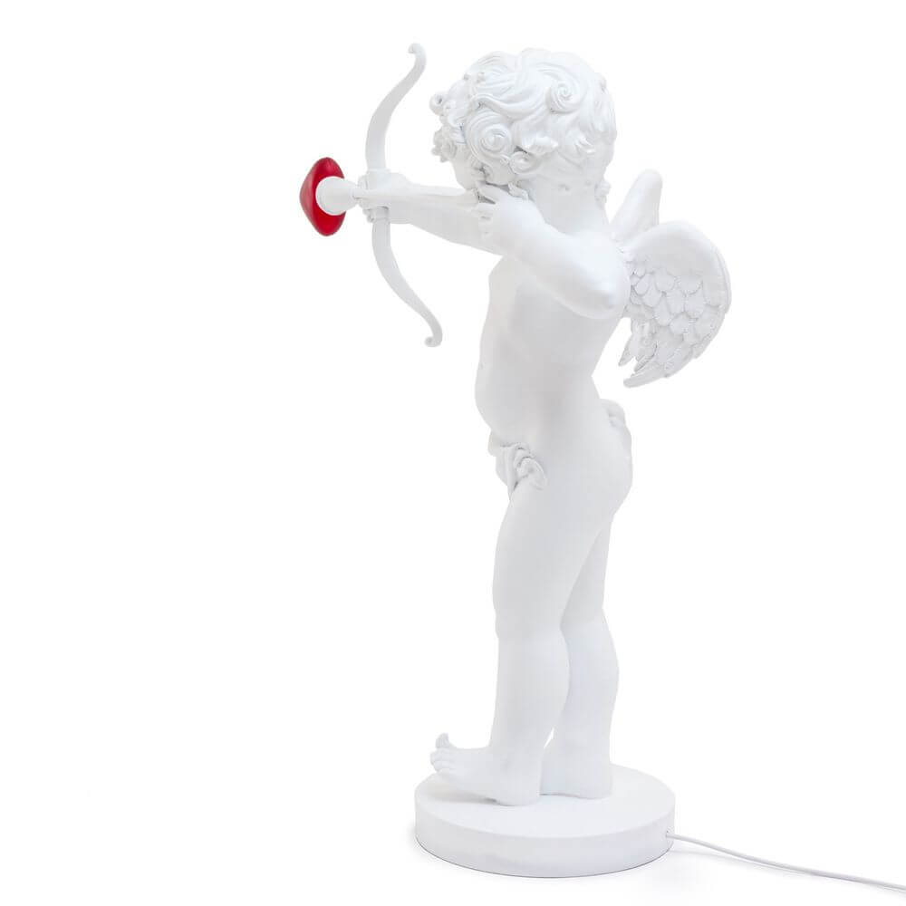 Seletti Cupid LED-Tischlampe dimmbar weiße Amor-Figur aus Kunstharz mit Bogen und rotem Pfeil, dimmbare Designer-Tischlampe von Uto Balmoral