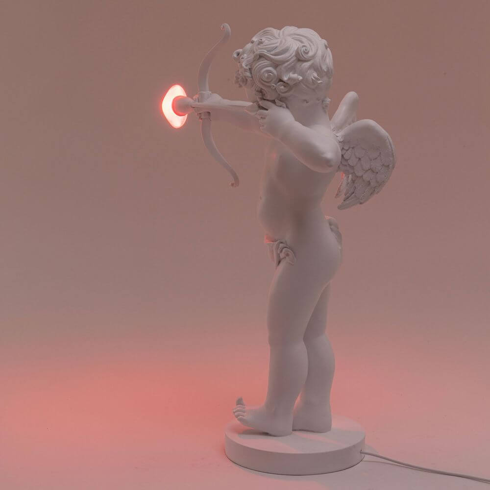 Seletti Cupid LED-Tischlampe dimmbar weißer Amor mit leuchtendem Herzpfeil als dekorative dimmbare Tischlampe