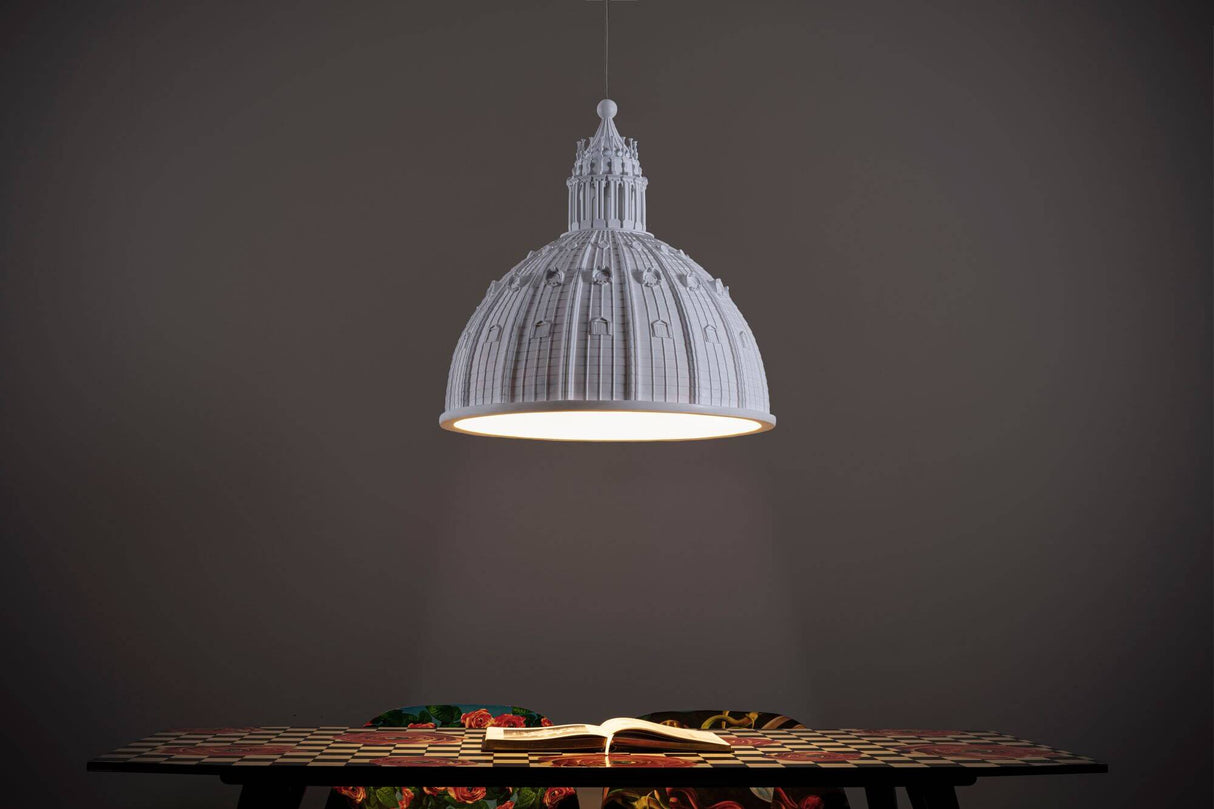 Alt Tag: Seletti Cupolone Quarantacinque Pendelleuchte Weiß Ø45cm Hängeleuchte weiße Kuppel über Tisch, dekorative Designleuchte
