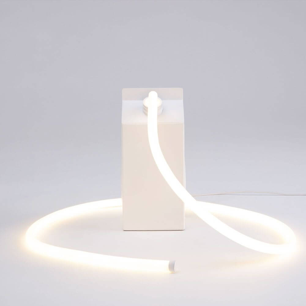 Seletti Daily Glow Milk LED-Dekorationsleuchte Milchglasoptik weiße Milchkarton-Lampe aus Harz mit flexibler LED-Schlaufe, stimmungsvolle Dekoleuchte