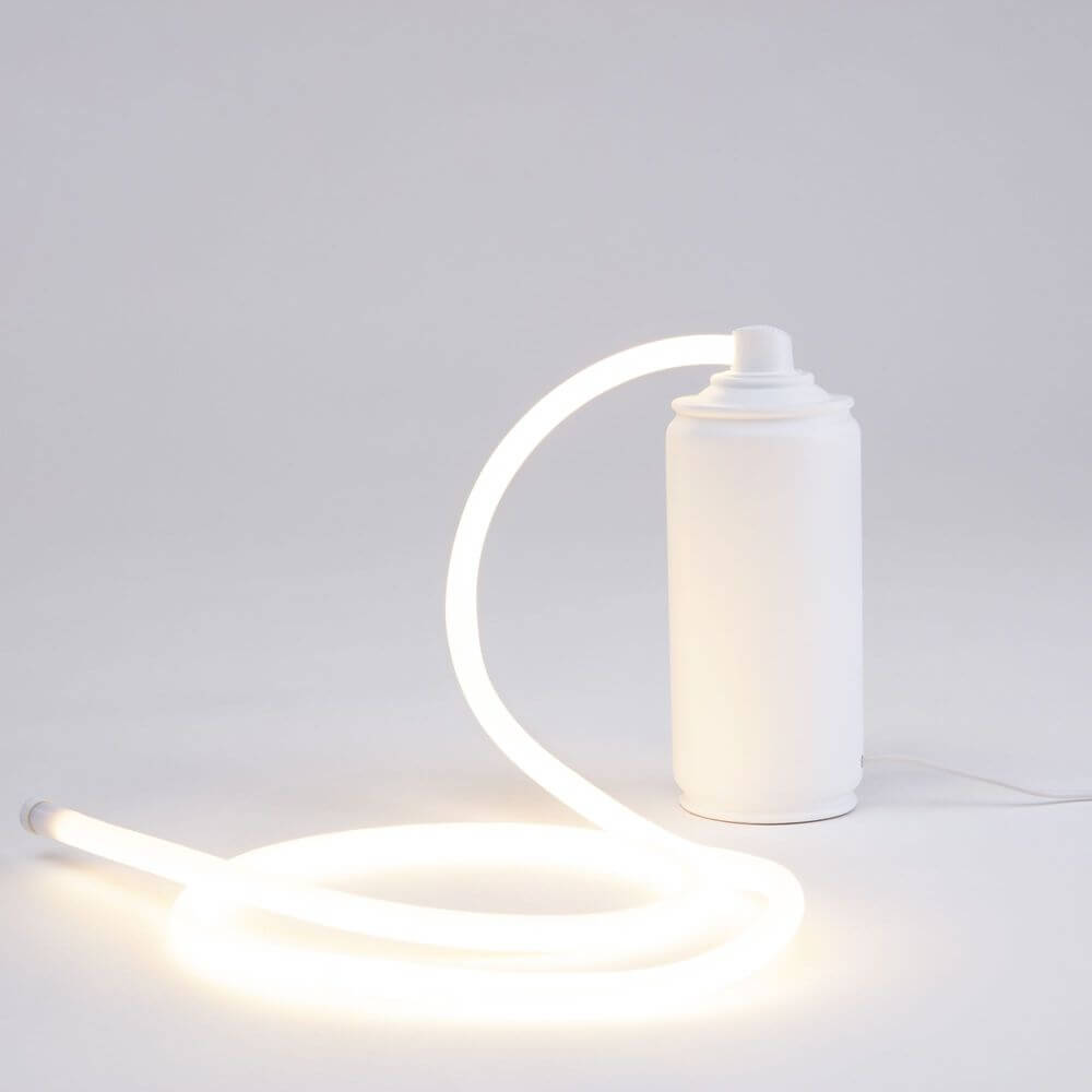 Seletti Daily Glow Spray LED-Tischleuchte Weiß – weiße Spraydosen-Lampe mit flexiblem leuchtendem Schlauch, minimalistisches Design von Alessandro Zambelli