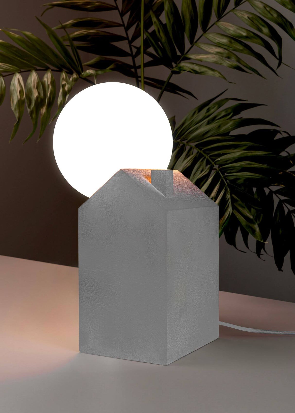 Seletti Dreamlike Tischleuchte Beton Glas Weiß – Betonhaus-Tischlampe mit leuchtender Glaskugel, modernes Design, weiß