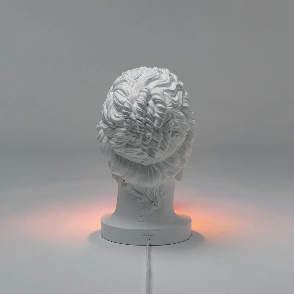 Seletti Grace LED-Tischleuchte Weiß, Pink - Rückansicht weiße Büste mit pinkem Leuchtdiffusor und sanftem Lichtschein