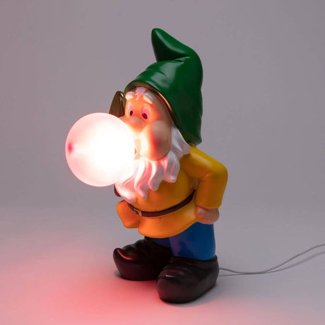Lampe de table Seletti Gummy Working USB LED-dimmable - lampe de table nain en résine avec bonnet vert et sphère lumineuse, design dimmable