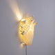 Seletti Heart Wandleuchte & Vase an einer Wand, strahlt weiches Licht und schafft romantische Stimmung.