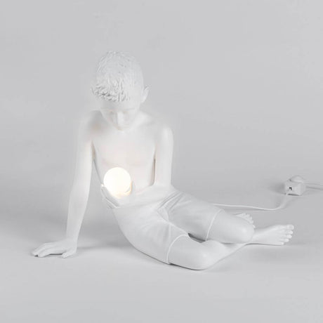 Seletti Innerflow Mini LED-lampe décorative garçon en résine garçon assis avec boule lumineuse comme lampe décorative en résine