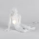 Seletti Innerflow Mini LED-Dekoleuchte Junge Harz sitzender Junge mit leuchtender Kugel als dekorative Harzlampe