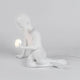 Seletti Innerflow Mini LED-Dekoleuchte Junge Harz sitzender Junge mit leuchtender Kugel als dekorative Mood-Lampe