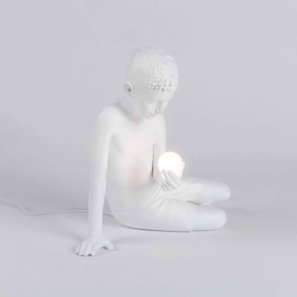 Seletti Innerflow Mini LED-Dekoleuchte Junge Harz sitzender Junge hält leuchtende Kugel dekorative Harzlampe weiß