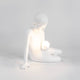 Seletti Innerflow Mini LED-Dekoleuchte Junge Harz sitzender Junge mit leuchtender Kugel aus weißem Harz als Kunstlampe