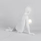 Seletti Innerflow Mini LED-Dekoleuchte Junge Harz sitzender Junge aus Harz hält leuchtende Kugel als dekorative Indoor-Lampe