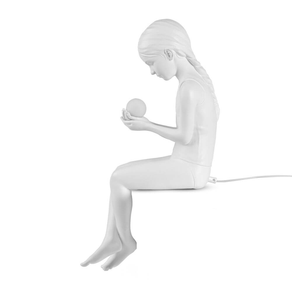 Seletti Innerglow Mini LED-Tischleuchte Mädchen dimmbar weißes Harzmädchen hält leuchtende Kugel sitzend dekorative Designerleuchte von Marcantonio