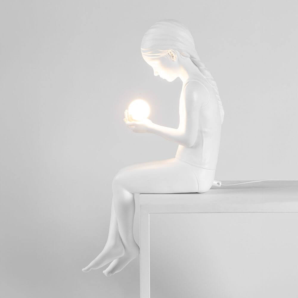 Seletti Innerglow Mini LED-Tischleuchte Mädchen dimmbar – weiße Harzfigur eines sitzenden Mädchens, hält leuchtende Kugel, dimmbares Wohnraum-Design