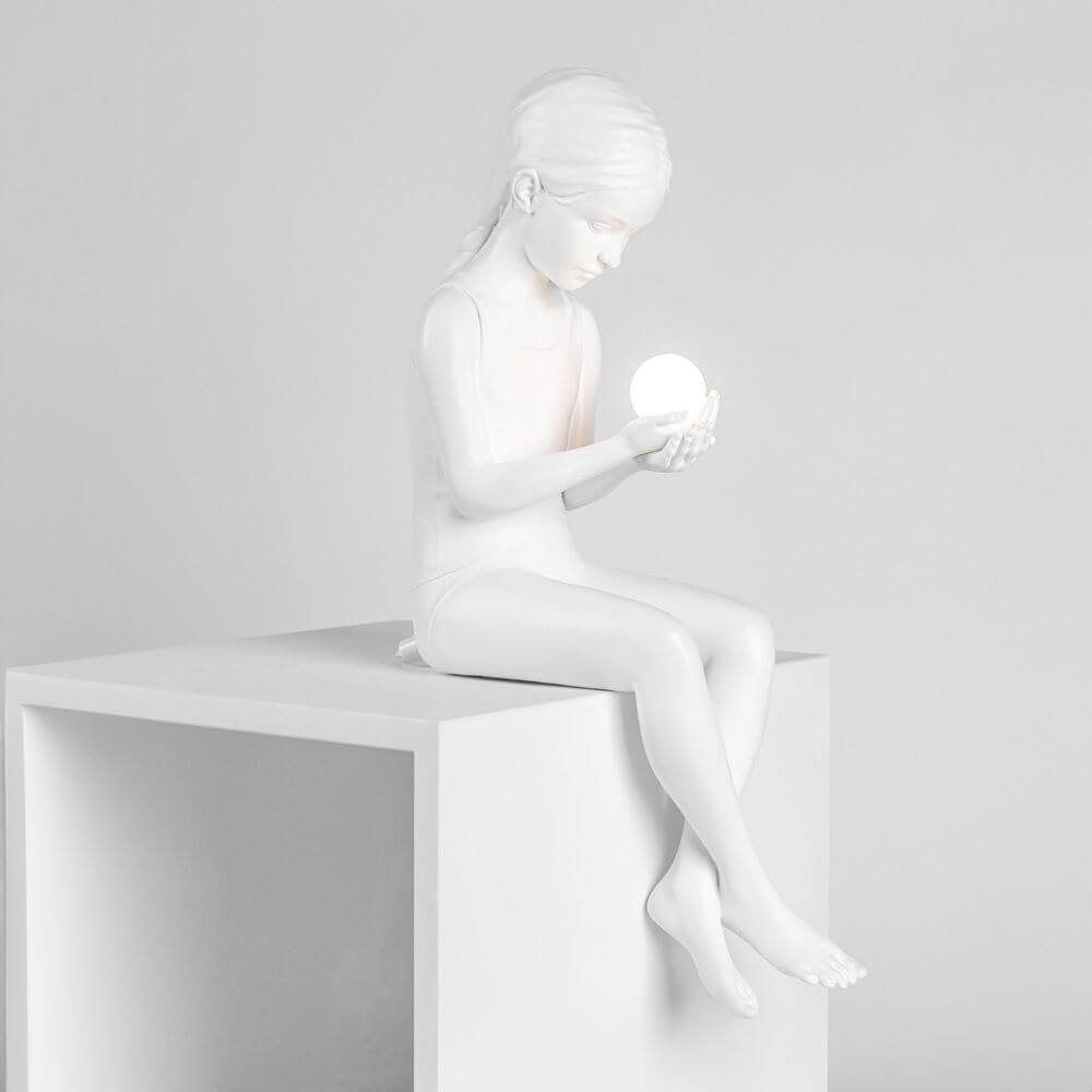 Seletti Innerglow Mini LED-Tischleuchte Mädchen dimmbar – weiße Mädchenfigur aus Harz sitzt mit leuchtender Kugel, dimmbares Design von Marcantonio