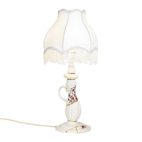 Texte alternatif : lampe de table Seletti Kintsugi dimmable en porcelaine avec accents Kintsugi dorés, socle décoré et abat-jour à franges