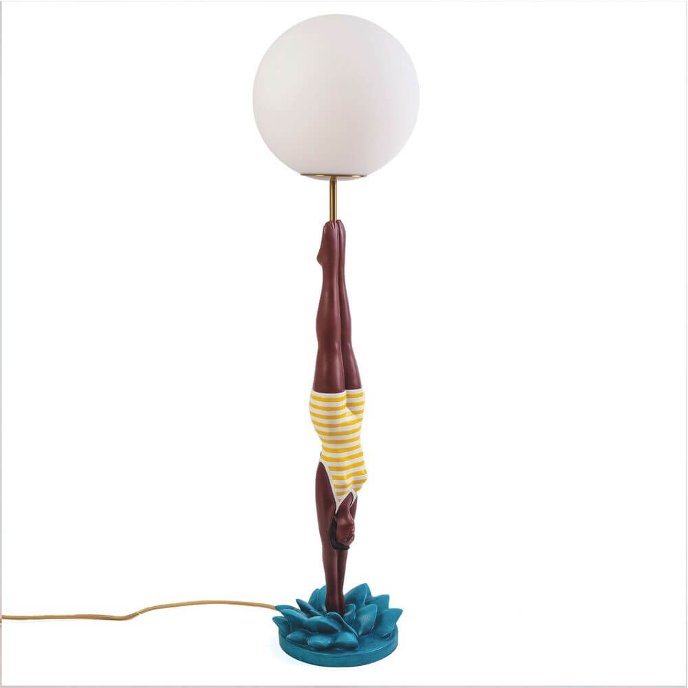 Seletti Lady Diver LED-Tischleuchte dimmbar, detailreiche Taucher-Figur mit gestreiftem Badeanzug, opaken Kugelschirm und blauem Lotus-Sockel