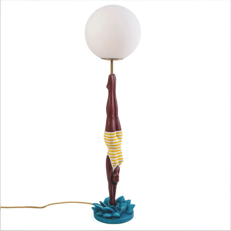 Seletti Lady Diver LED-bordlampe dimbar, detaljert dykkerfigur med stripet badedrakt, ugjennomsiktig kuleformet skjerm og blå Lotus-base