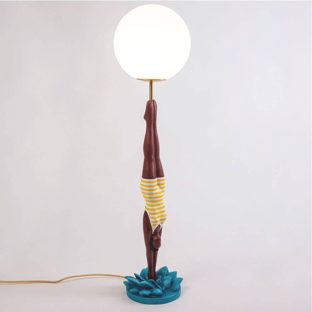 Seletti Lady Diver LED-Tischleuchte dimmbar — detailreiche Tischlampe mit taucher-Figur, gestreiftem Badeanzug und kugelförmigem LED-Schirm