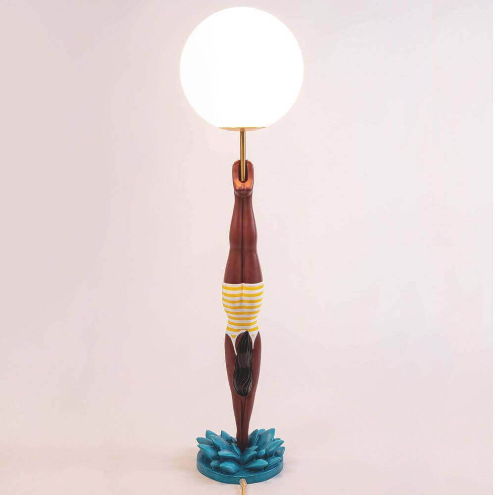 Seletti Lady Diver LED-Tischleuchte dimmbar – dekorative Tischlampe mit Taucher-Figur, bunte Details und opale Kugel als Leuchtkopf