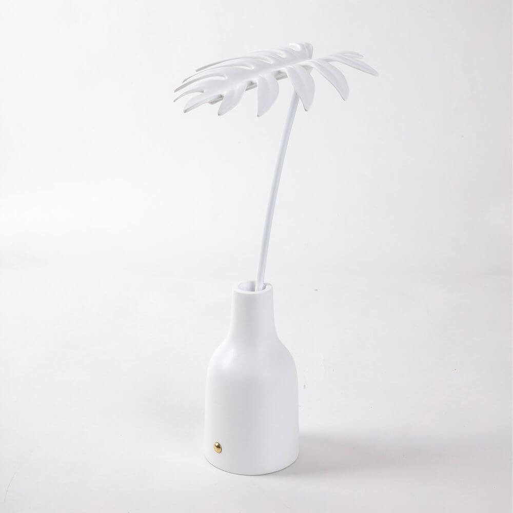 Seletti Leaf Light Stellou Tischleuchte Harz Metall weiße Designer-Tischlampe Blattform von Marcantonio, skulpturale Leuchte aus Harz und Metall
