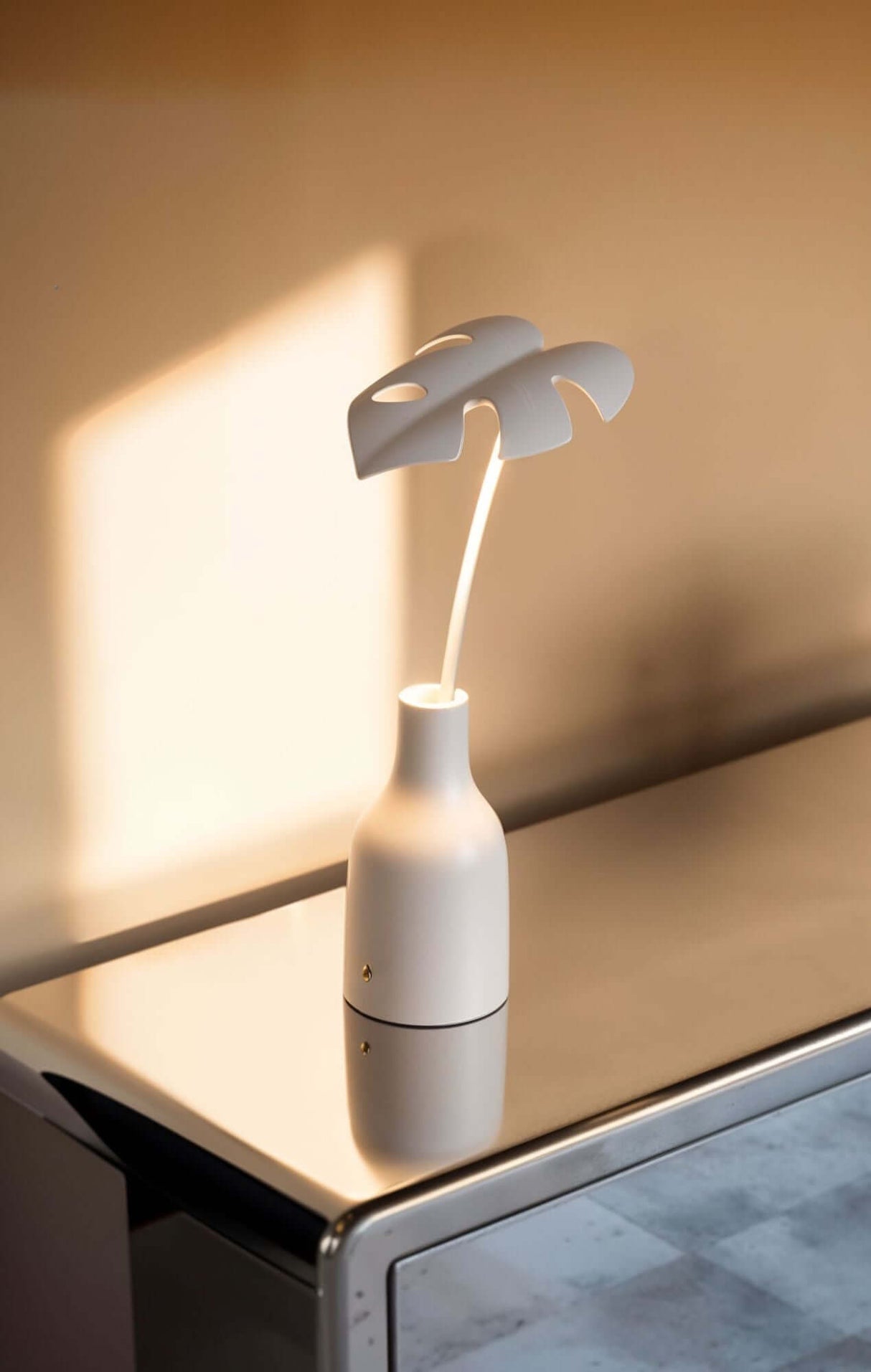 Seletti Leaf Light Stellou Tischleuchte Harz Metall auf Nachttisch weiße Blattlampe von Marcantonio, skulpturales Designlicht