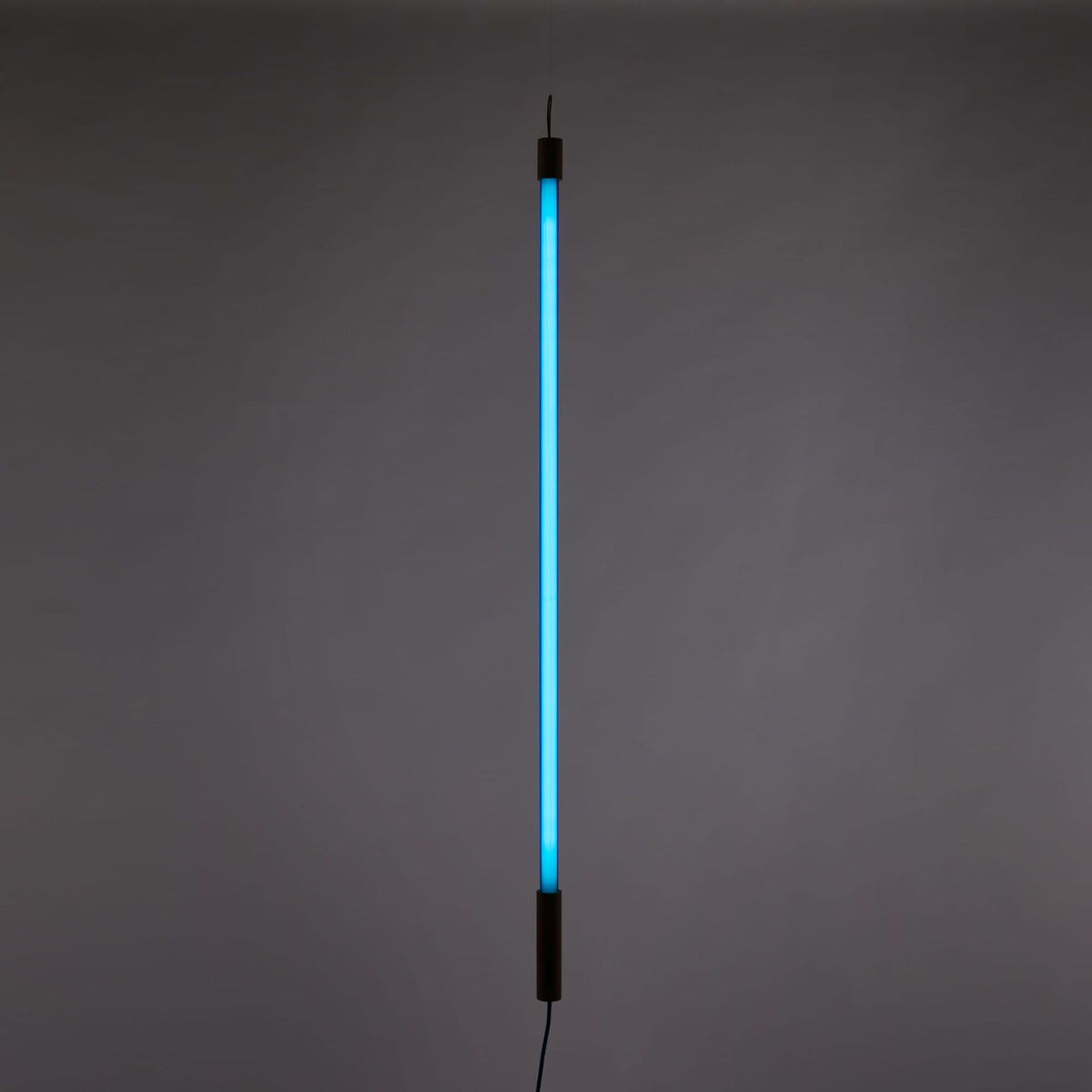 Seletti Linea LED-Lampe 134cm, vertikale Neonröhre mit cyan-blauem Licht und schwarzem Sockel
