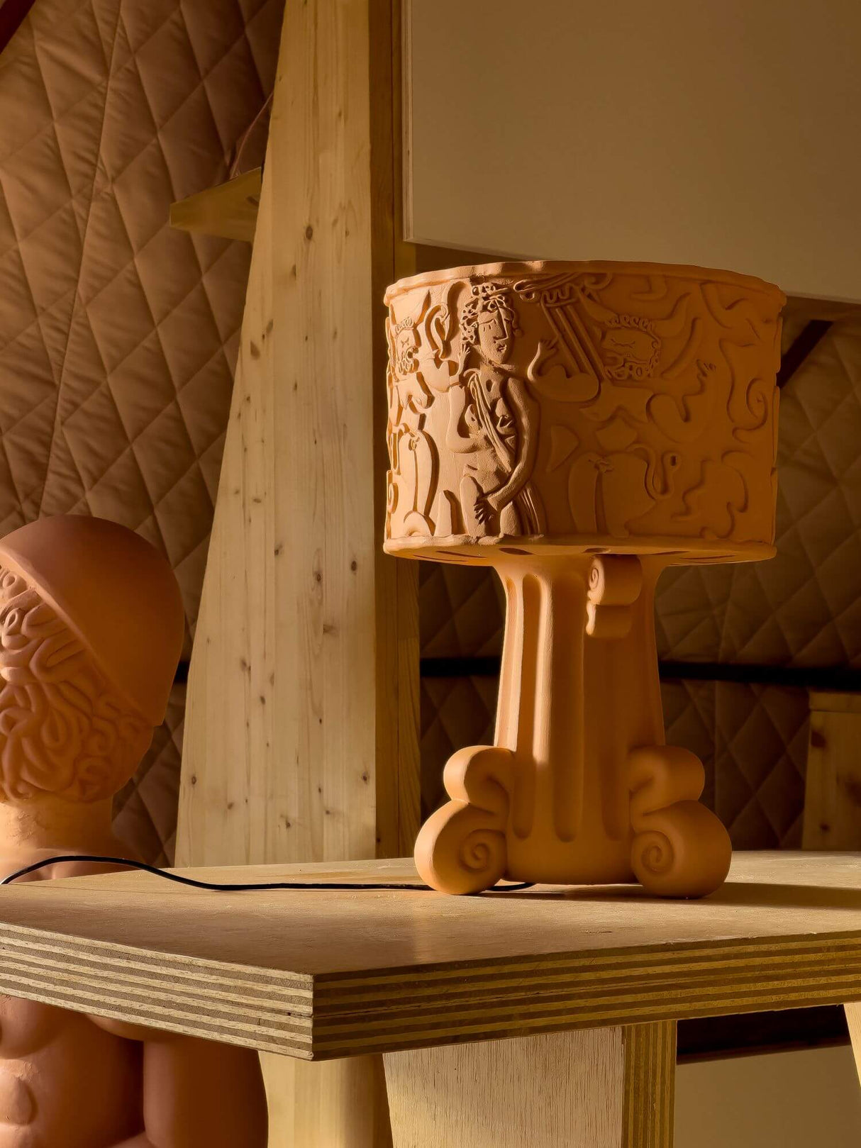 Seletti Magna Graecia DEA Outdoor-Tischleuchte Terracotta auf Holztablett mit antiker Terrakotta-Relief-Optik
