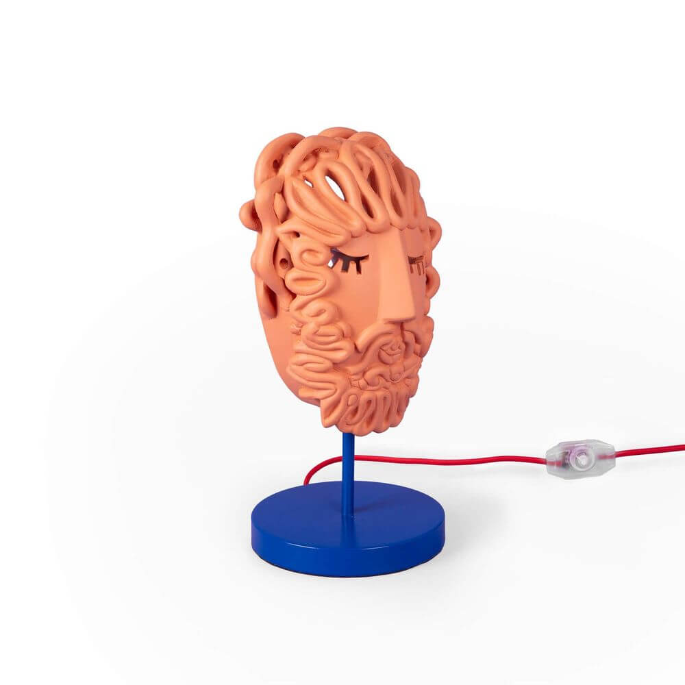 Seletti Magna Graecia Tischleuchte Ulysse Maske Terracotta Designlampe mit blauem Fuß und rotem Kabel, stilisierte Odysseus-Maske als Tischleuchte