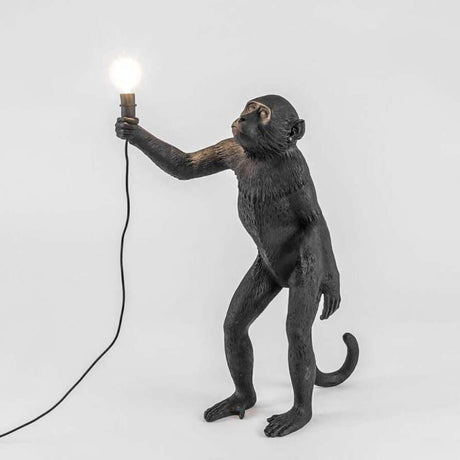 Seletti Monkey Außen-Tischleuchte stehend: lustige Affenskulptur mit Lampe, die auffälliges Licht erzeugt.