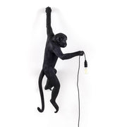 Applique extérieure suspendue Seletti Monkey main gauche, une lampe artistique en forme de singe pour l’extérieur.
