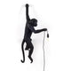 Seletti Monkey Außen-Wandleuchte hängend linke Hand, eine kunstvolle Lampe in Affenform für den Außenbereich.