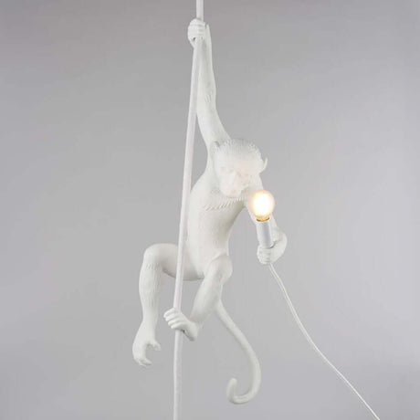 Seletti Monkey Ceiling Pendelleuchte Weiß mit schickem, weißem Affen, der an einem Seil hängt