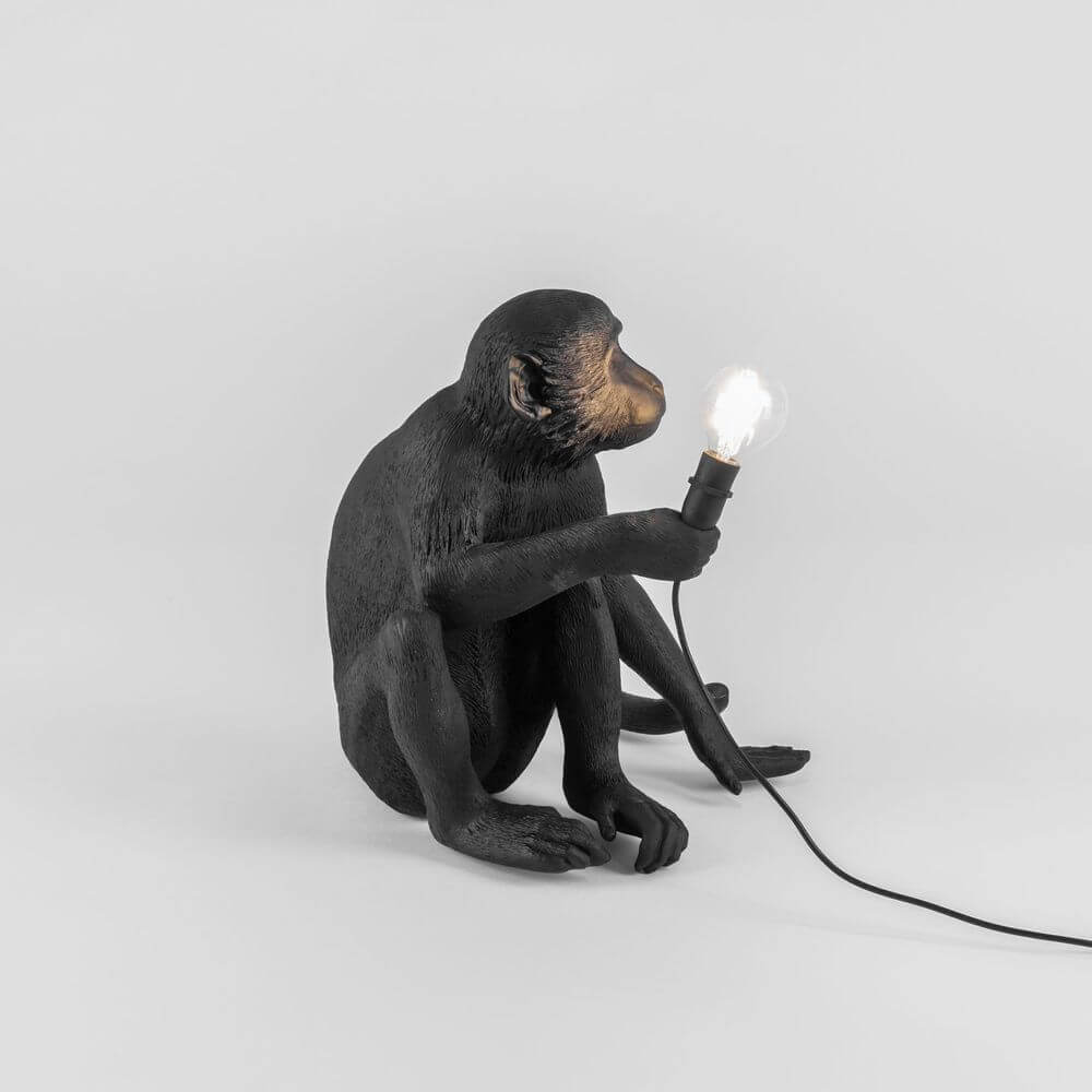 Seletti Monkey Lamp Dekoleuchte Outdoor sitzend Schwarz sitzender Affe hält Glühbirne als dekorative Außenleuchte